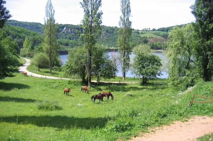 Séjour famille au bord du lac dans un gîte rural en ferme équestre in Mont-Roc, Tarn