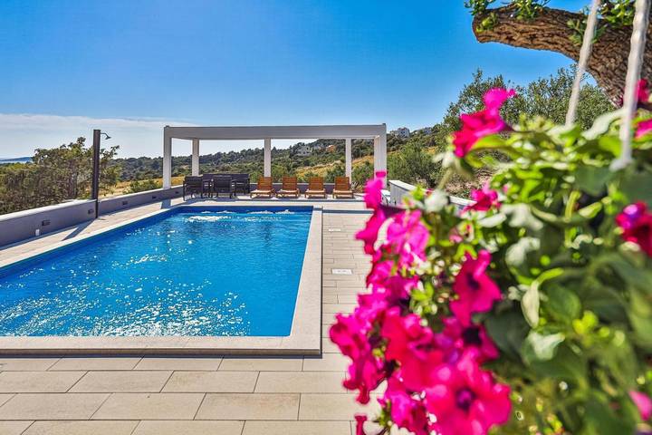 Ferienhaus für 15 Personen, mit Balkon und Terrasse sowie Garten und Pool in Zečevo Rogozničko