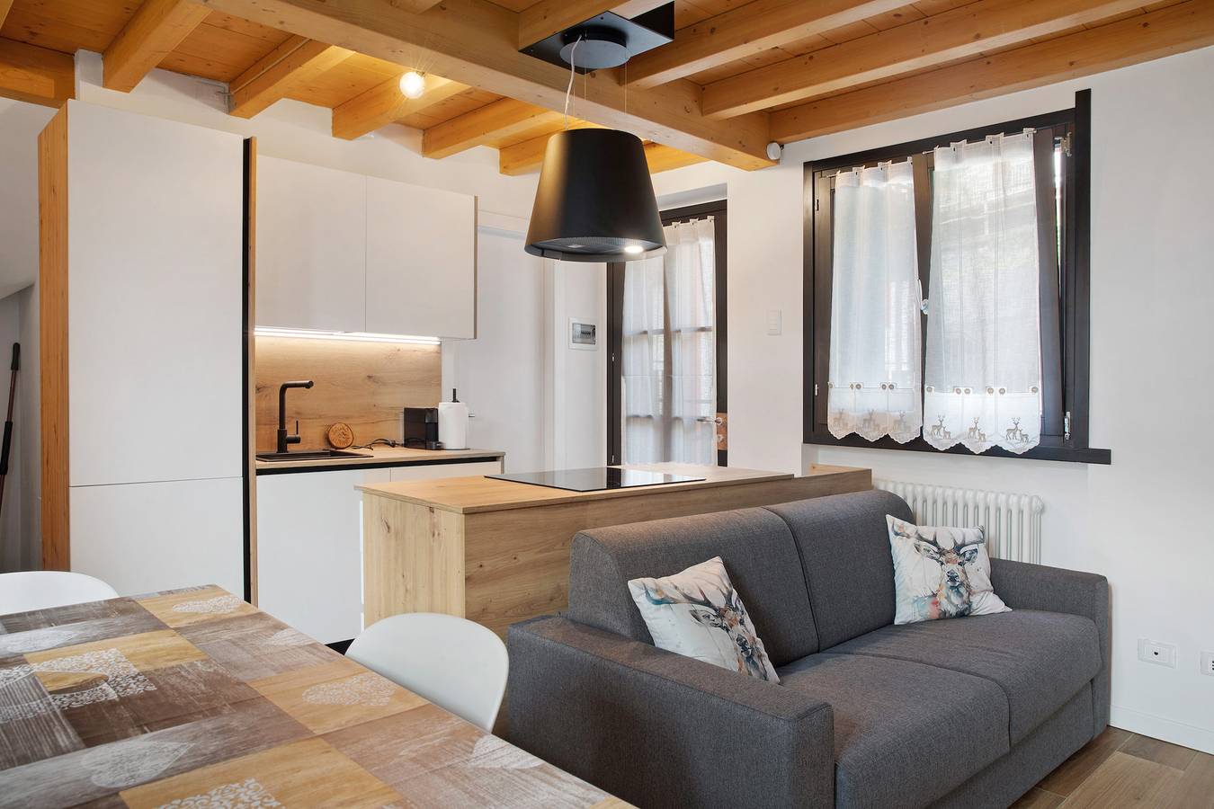 Appartamento intero, Appartamento 'Sogno' con vista sulle montagne, balcone e Wi-Fi in Caspoggio (Borgo), Caspoggio
