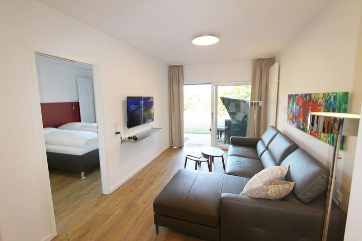 Ganze Wohnung, Sehr modern eingerichtete, ebenerdige Zwei-Zimmer-Ferienwohnung in ruhiger Lage in Nordfriesische Inseln (Schleswig-Holstein) (Schleswig-Holstein), Wenningstedt