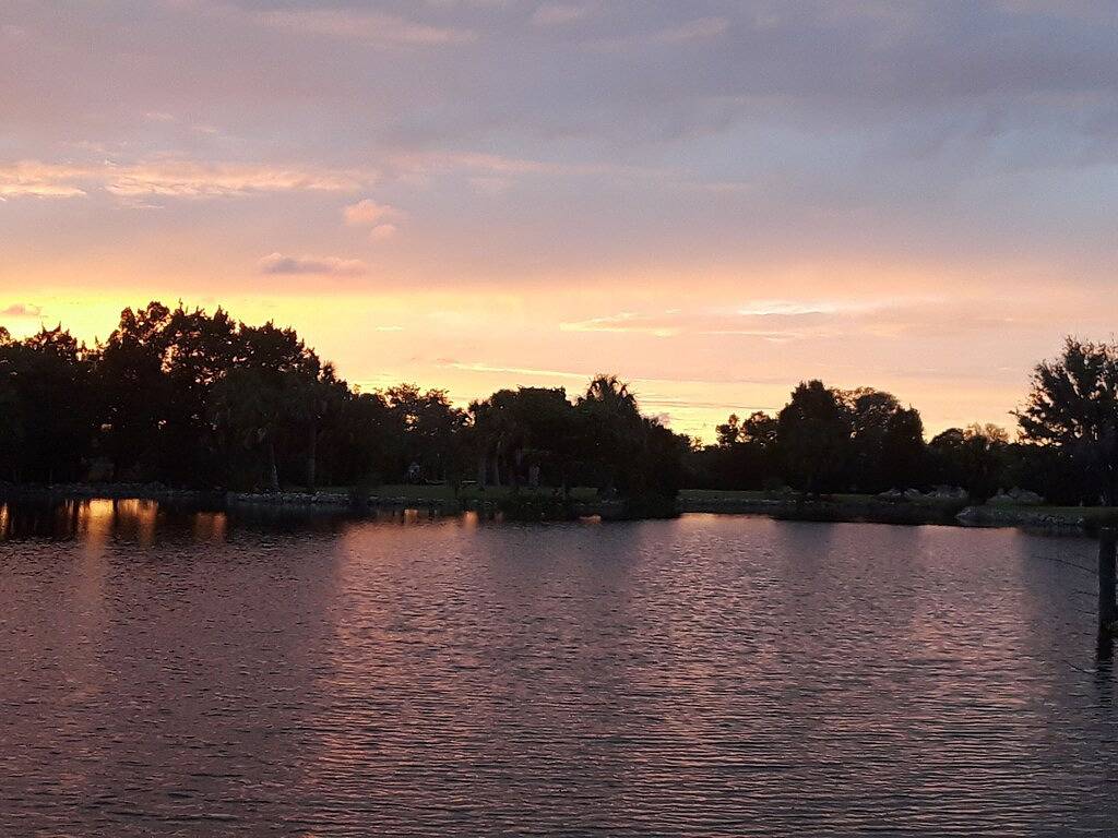 Alte Homosassa- Flusswasser-Vorderboot-Haus-Eismaschine-Tiefe-Bucht-Vier Kayaks in Homosassa, Citrus County