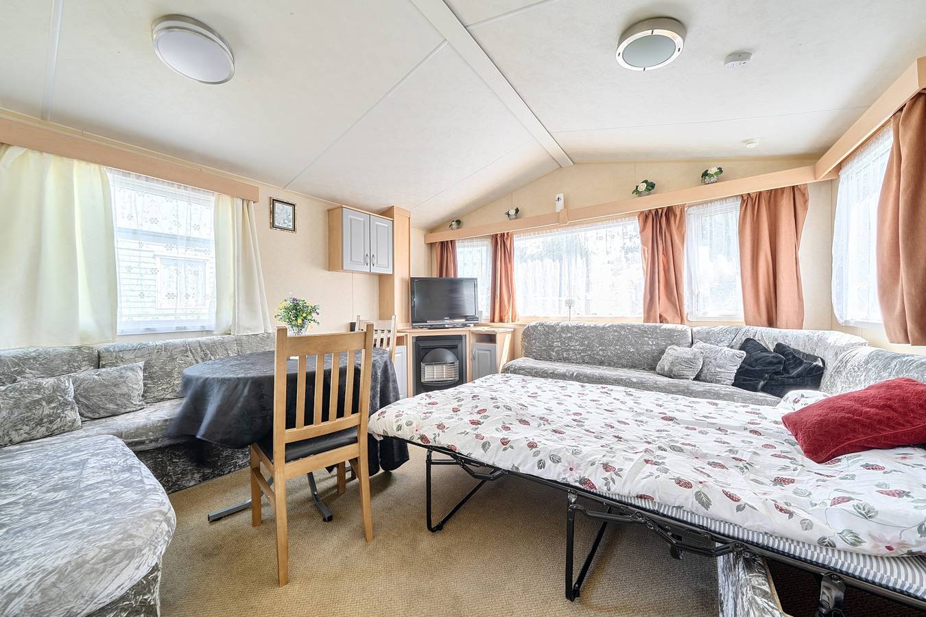 3 Bed Caravan - Sleeps 8 - Pets - Garden - Parking in Roos, Östliches Yorkshire