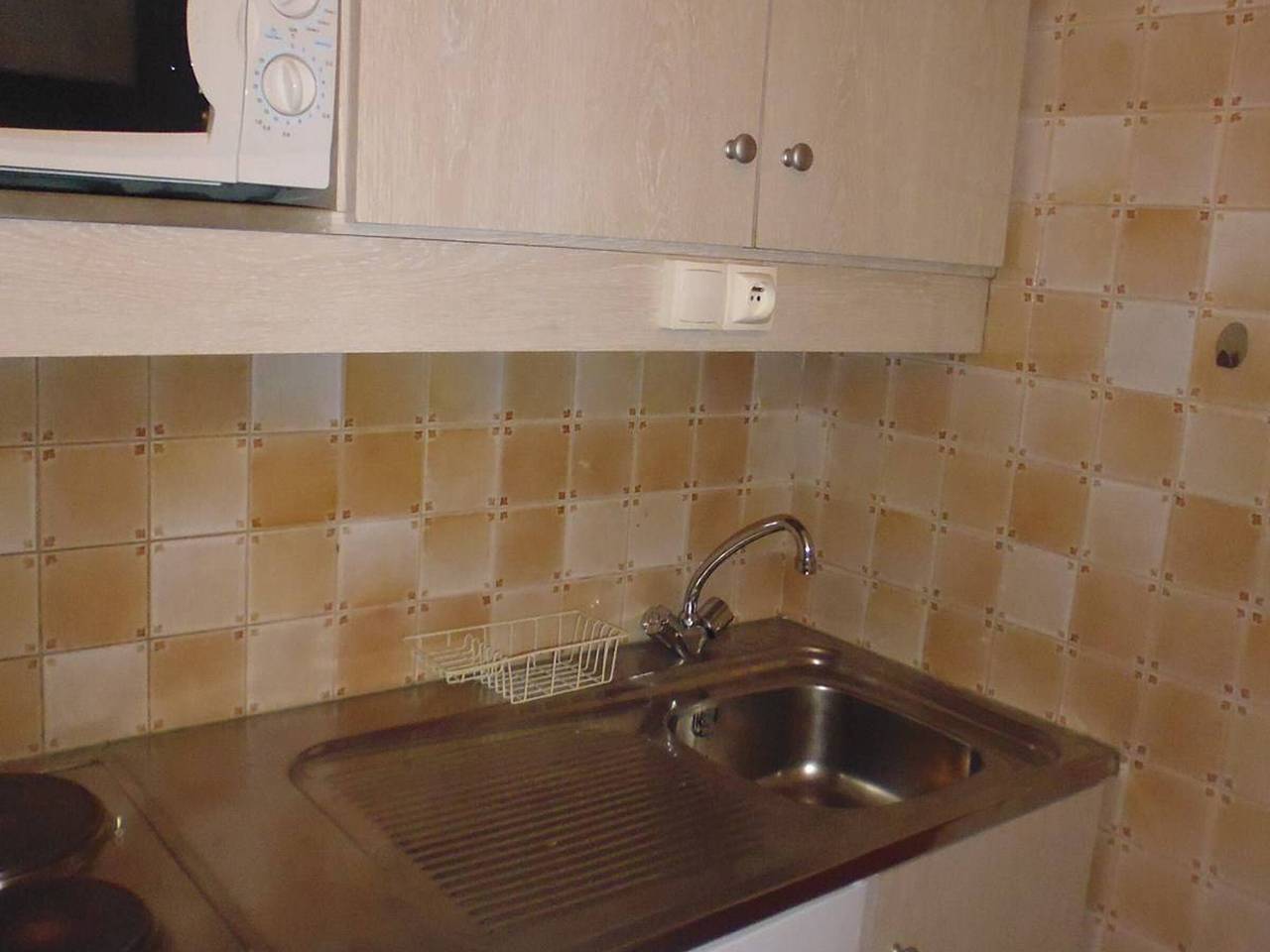 Entire studio, Cozy Studio with Cabin, Sleeps 4, South-Facing Balcony, Ski-In/Ski-Out, Near Amenities in La Mongie, Bagnères-de-Bigorre