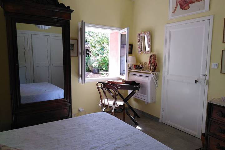 Au coeur du village, belle villa 100m2, clim, 8 pers, 3 terrasses, jardin fleuri in Hyeres, Côte méditerranéenne (France)
