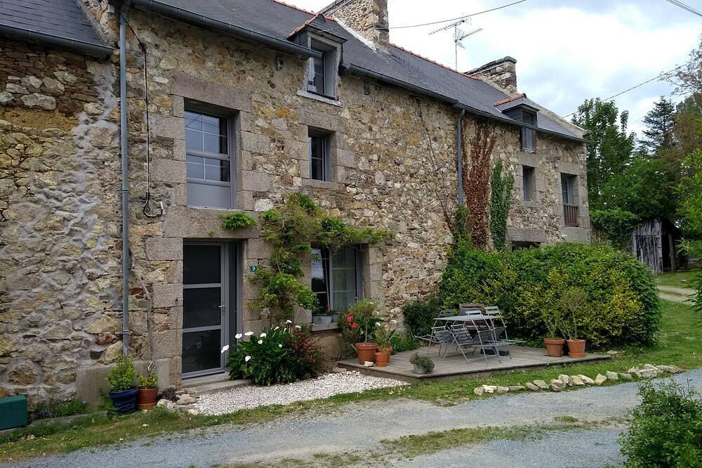 Charmant cottage rénové en pierres au calme, jardin et terrasse decking. Pour 4 in Pleslin-Trigavou, Région de Dinan