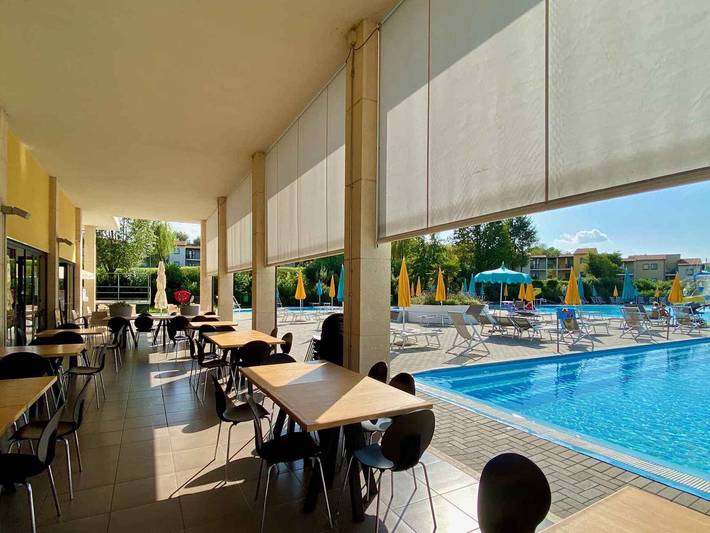 Appartement de vacances entier, Appartement de vacances avec piscine extérieure in Castelnuovo del Garda, Montagnes autour du lac de Garde