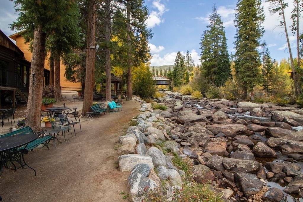 Ganze Wohnung, Riverfront condo #3 w/patio, 1block 2 town,King bed,Wifi,20 min ski Granby Ranch in Grand Lake, Grand County