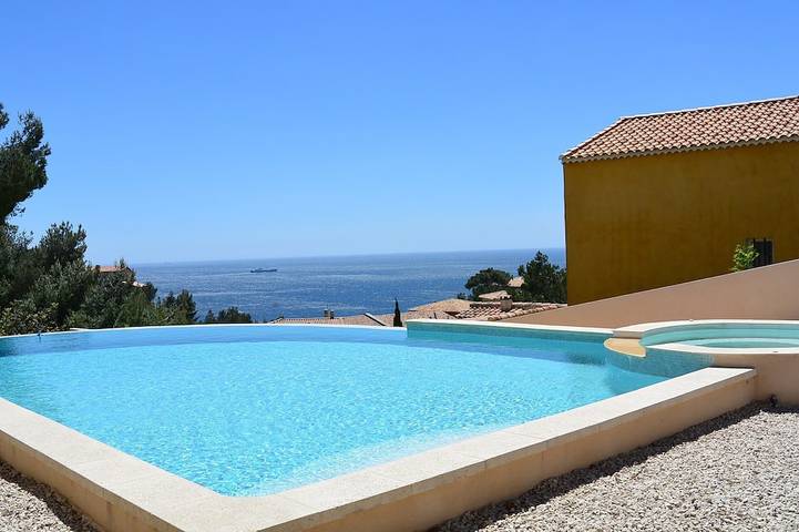 Location de vacances pour 4 personnes, avec Jacuzzi et Terrasse ainsi que Jardin et Piscine à Ensuès-la-Redonne