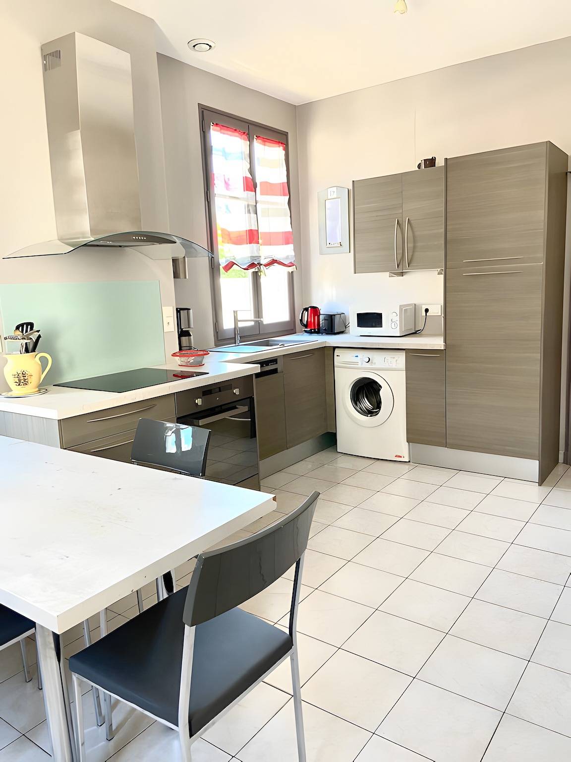 Entire apartment, Apartment 'La Tourelle Des Cordeliers' with Private Terrace, Shared Garden and Wi-Fi in Loches, Loches region