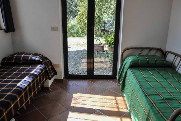 Villa Nèfisi, drei Schlafzimmer, große Räume und Garten in Itri, Latina Provinz