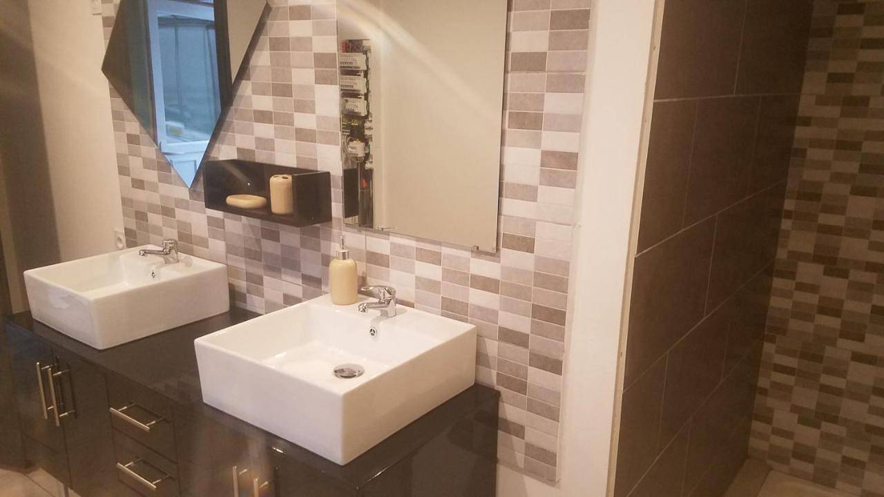 Appartement entier, Tournus Castrum Romain- Loft 90m2 - 3 Étoiles - petit Box Vélo - 5mn Autoroute in Tournus, Région de Mâcon