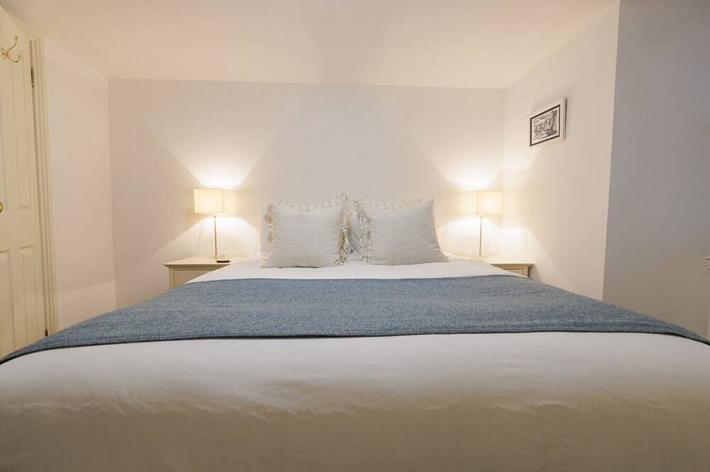 Ganze Wohnung, New to Vrbo: Central Lerwick Stay; Harbour Views, Log Burner in Shetland Inseln