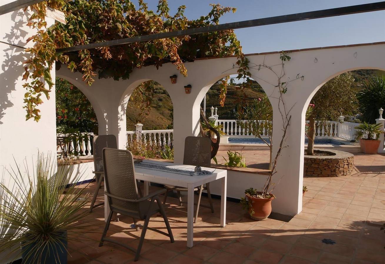 Casa de vacaciones "Cortijo Pura Vida" con vistas a la montaña, piscina, terraza y jardín in Cómpeta, Costa del Sol