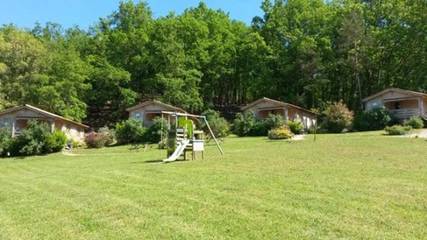 Camping pour 5 personnes, avec jardin ainsi que vue et piscine, animaux acceptés dans Lac