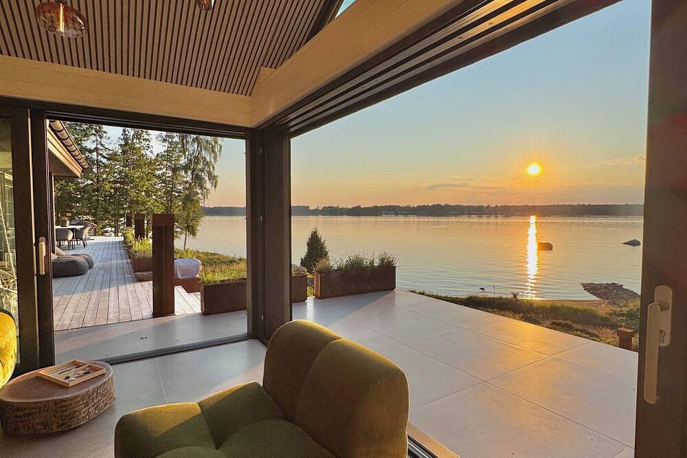 Ferienhaus am See, inklusive Fischerboot, 20 m vom Privatstrand entfernt, Sonnenuntergänge. in Bolmen