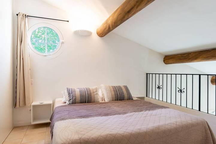 Gîte pour 4 personnes, avec Terrasse ainsi que Jardin et Piscine à Roussillon - 4
