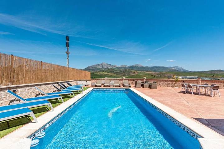 Casa rural para 15 personas, con jardín además de piscina y vistas, Se admiten mascotas en Casabermeja - 3