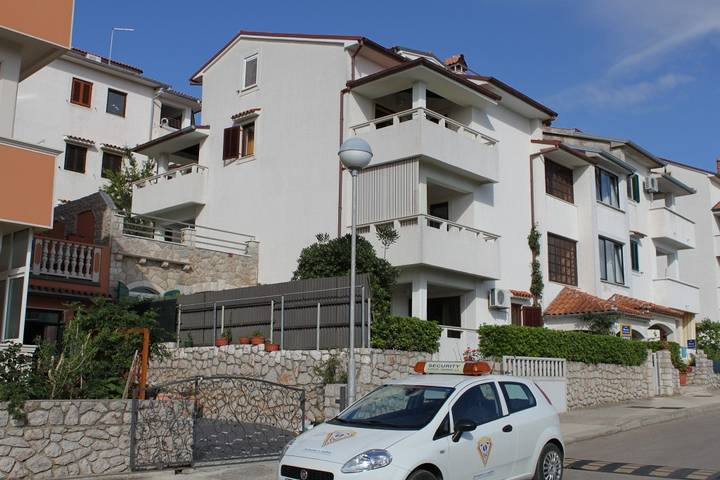 Ganze Wohnung, 1-Zimmer-Ferienwohnung mit Terrasse und Meerblick Mali Losinj -b in Mali Lošinj, Lošinj (Kvarner Bucht)