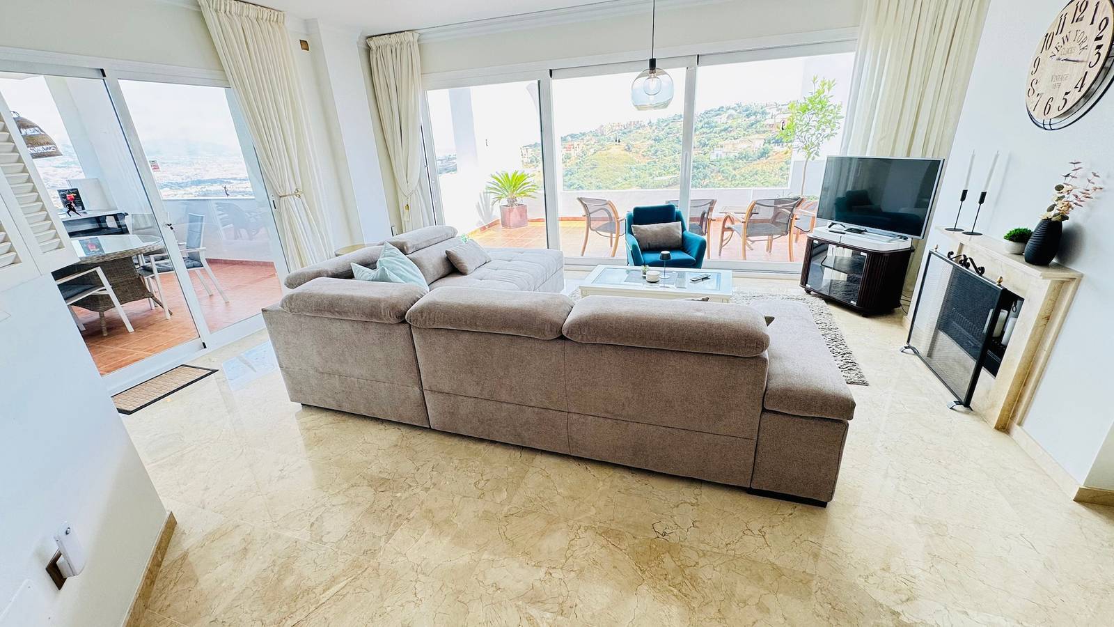 Apartamento entero, Apartamento 'Bella Vista' con vistas al mar, Wi-Fi y aire acondicionado in Urbanizacion Las Jacarandas, Ojén