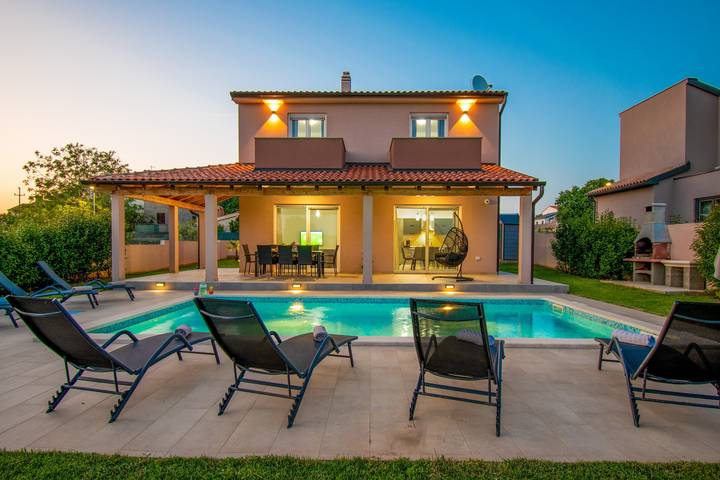Villa für 8 Personen, mit Balkon und Terrasse sowie Garten und Pool in Pula