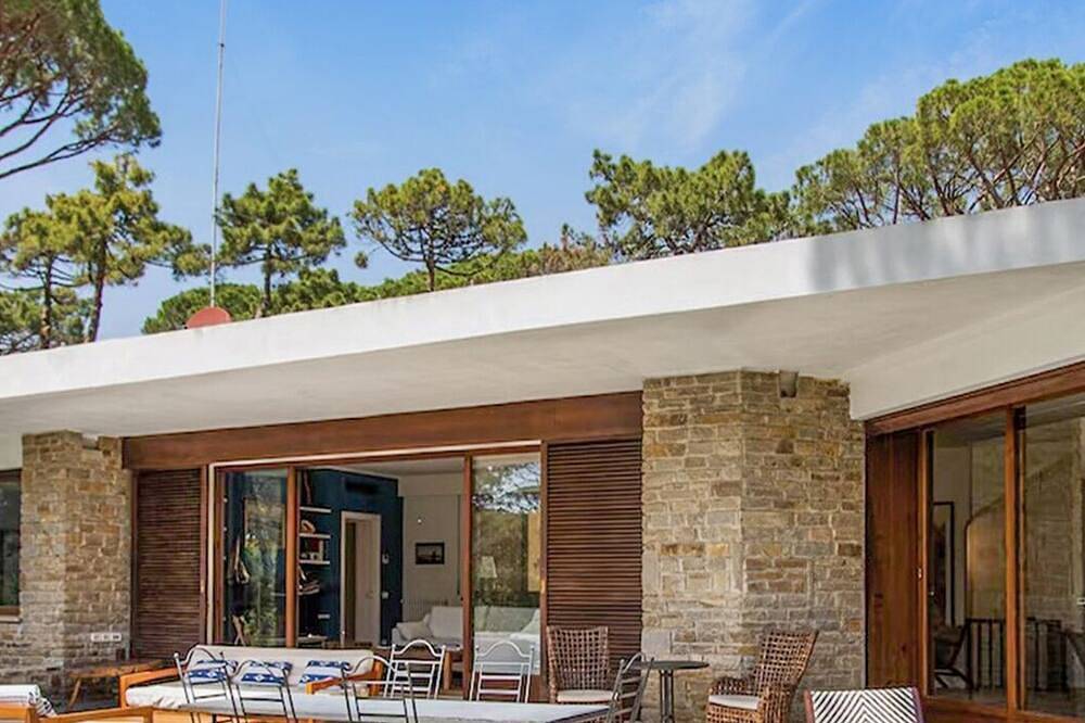 Villa Smeralda, Roccamare Pinewood, just a 5-minute walk from the private beach. in Roccamare, Castiglione della Pescaia