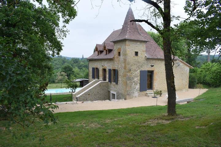 Location de vacances pour 8 personnes, avec Balcon et Terrasse ainsi que Jardin et Piscine à Camboulit