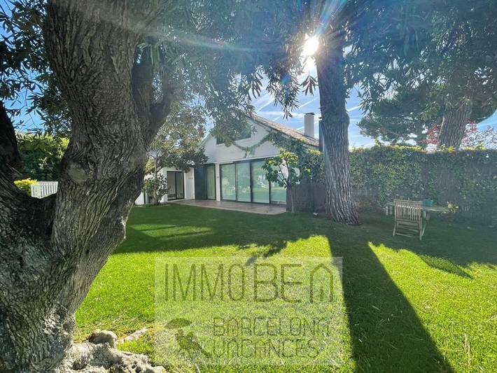 Casa rural para 9 personas, con Balcón y Terraza además de Jardín y Piscina en San Andrés de Llavaneras - 2