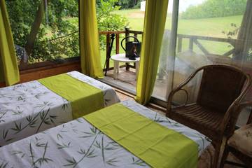 Cabane dans les arbres pour 2 personnes, avec piscine dans Saint-Parize-en-Viry