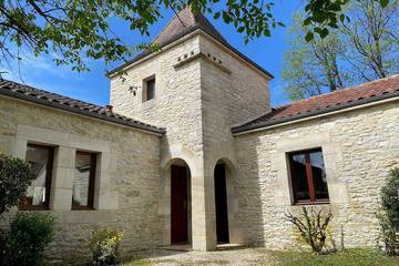 Gîte pour 6 personnes, avec terrasse et jacuzzi ainsi que piscine et jardin à Dégagnac