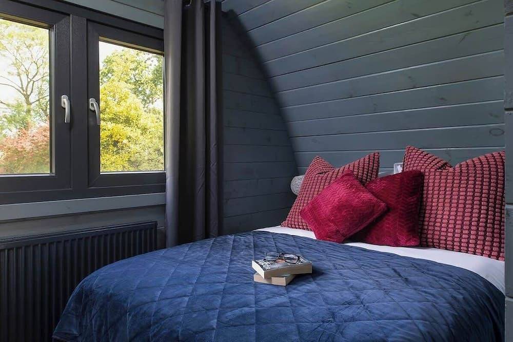 Foxes Den | Hot Tub Stay in the Cotswolds in Wiltshire