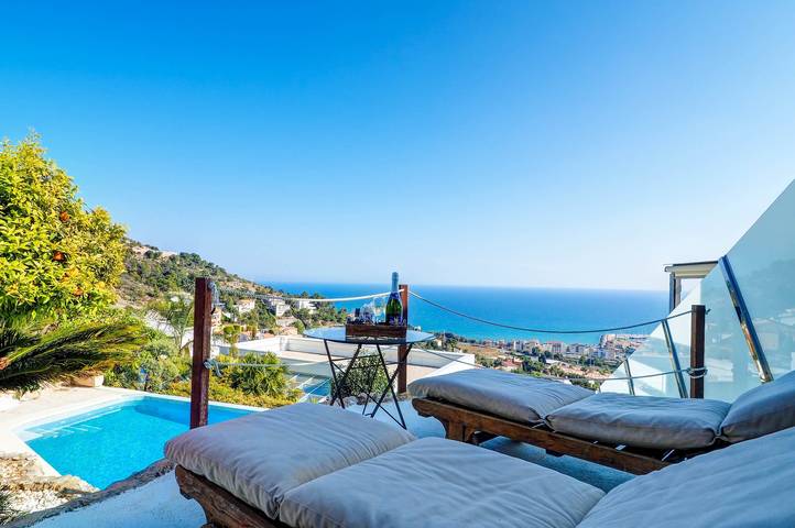 Casa rural para 12 personas, con jardín y piscina además de jacuzzi y balcón en Sitges