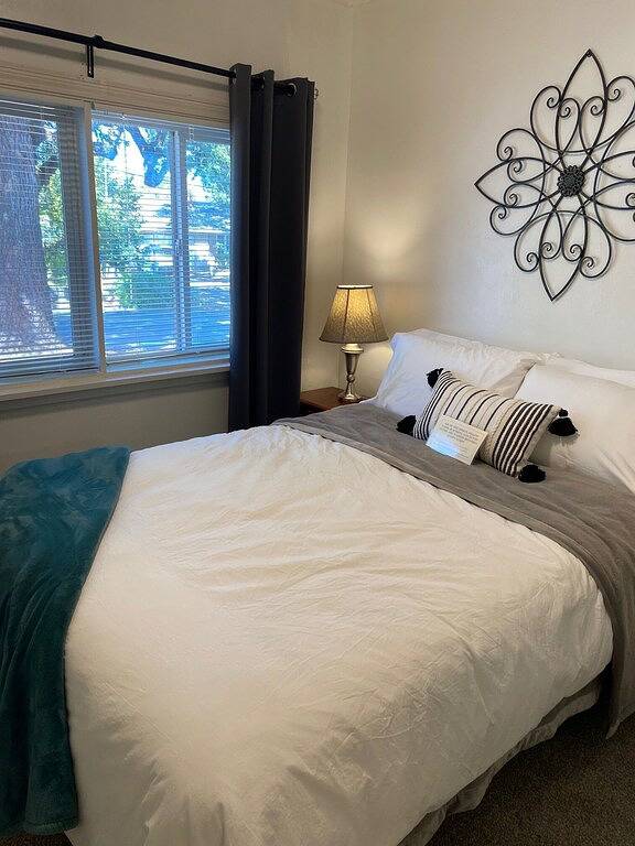 Ganze Wohnung, Unit D Manor House Month to Month in Salem (OR), Willamette Valley