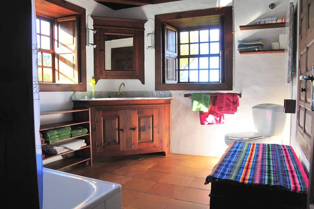 Una verdadera casa canaria creada en el duramen del pino canario in El Pueblo, Puntagorda