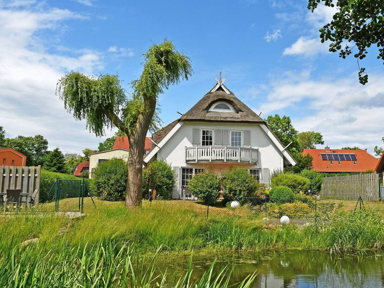 Ganze Ferienwohnung, Landhaus mit Reetdach am Teich - Ferienwohnung Eg 2 mit Terrasse und Strandkorb in Middelhagen, Mönchgut