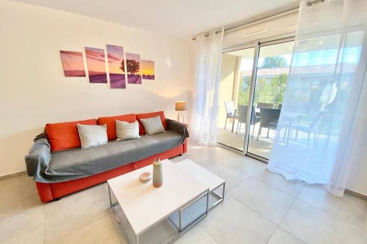 Gîte pour 5 personnes, avec Terrasse ainsi que Jardin et Piscine dans Boulouris - 4