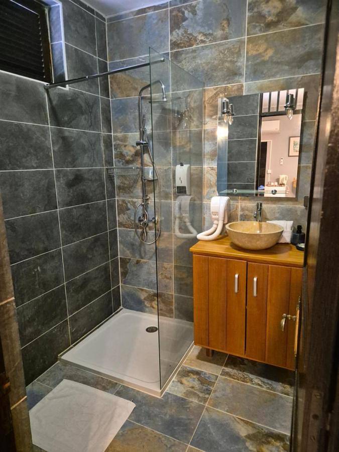 Hotel para 3 personas, con jacuzzi además de piscina y jardín - 1