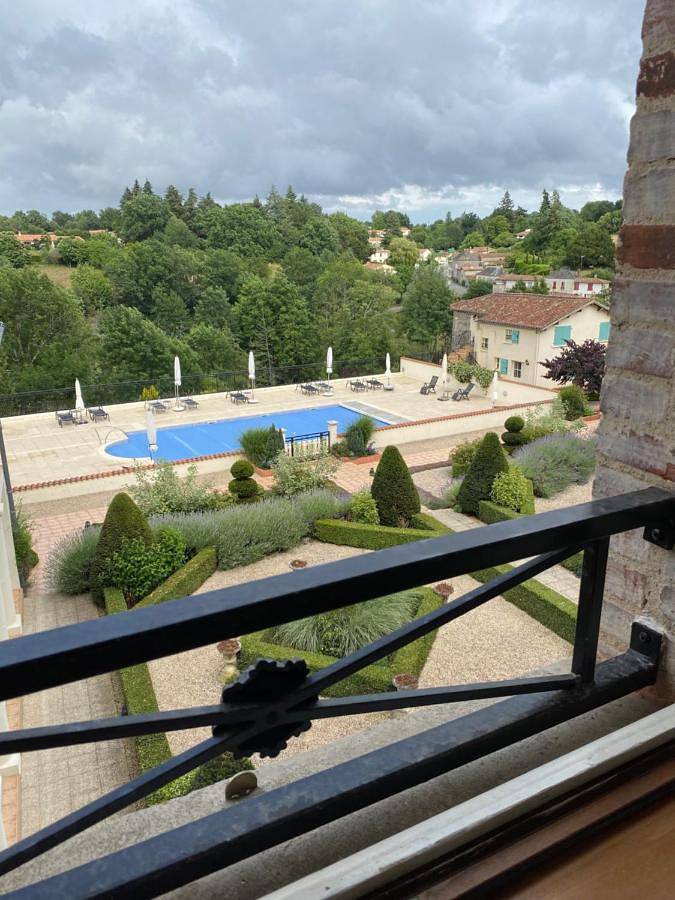 Gîte pour 4 personnes, avec vue ainsi que piscine et jardin à Vouvant - 3