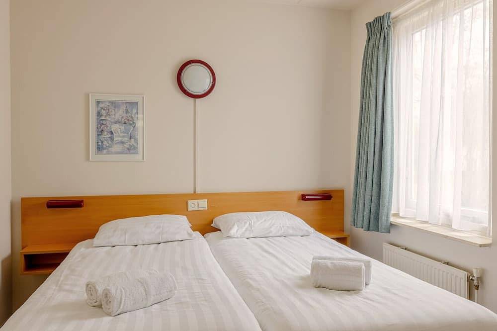 Child-friendly bungalow for 6 persons in Drenthe
