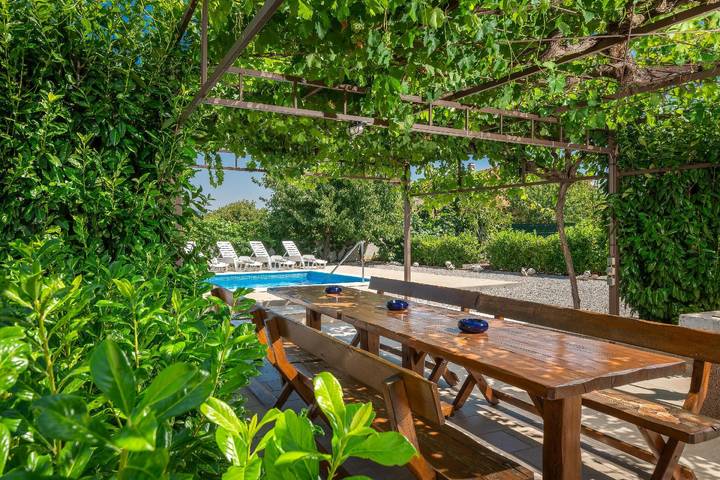Ferienhaus für 16 Personen, mit Balkon und Garten an der Makarska Riviera