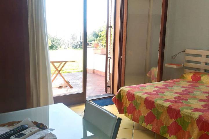Appartamento intero, Monolocale con terrazza privata, piscina vista mare e wifi in Santa Tecla, Acireale