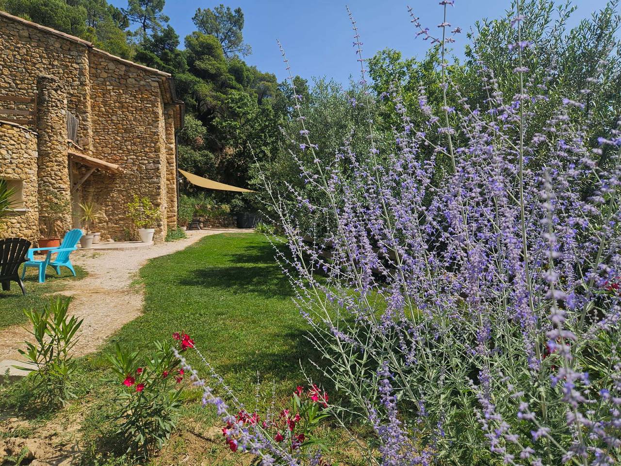 Villa 'Maison Du Soleil' con vistas a la montaña, piscina privada y Wi-Fi in Mérindol-les-Oliviers, Región de Nyons