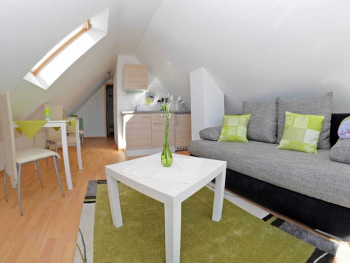 Ferienwohnung für 2 Personen, mit Balkon und Seeblick sowie Garten und Sauna, kinderfreundlich in Röbel-Müritz - 4