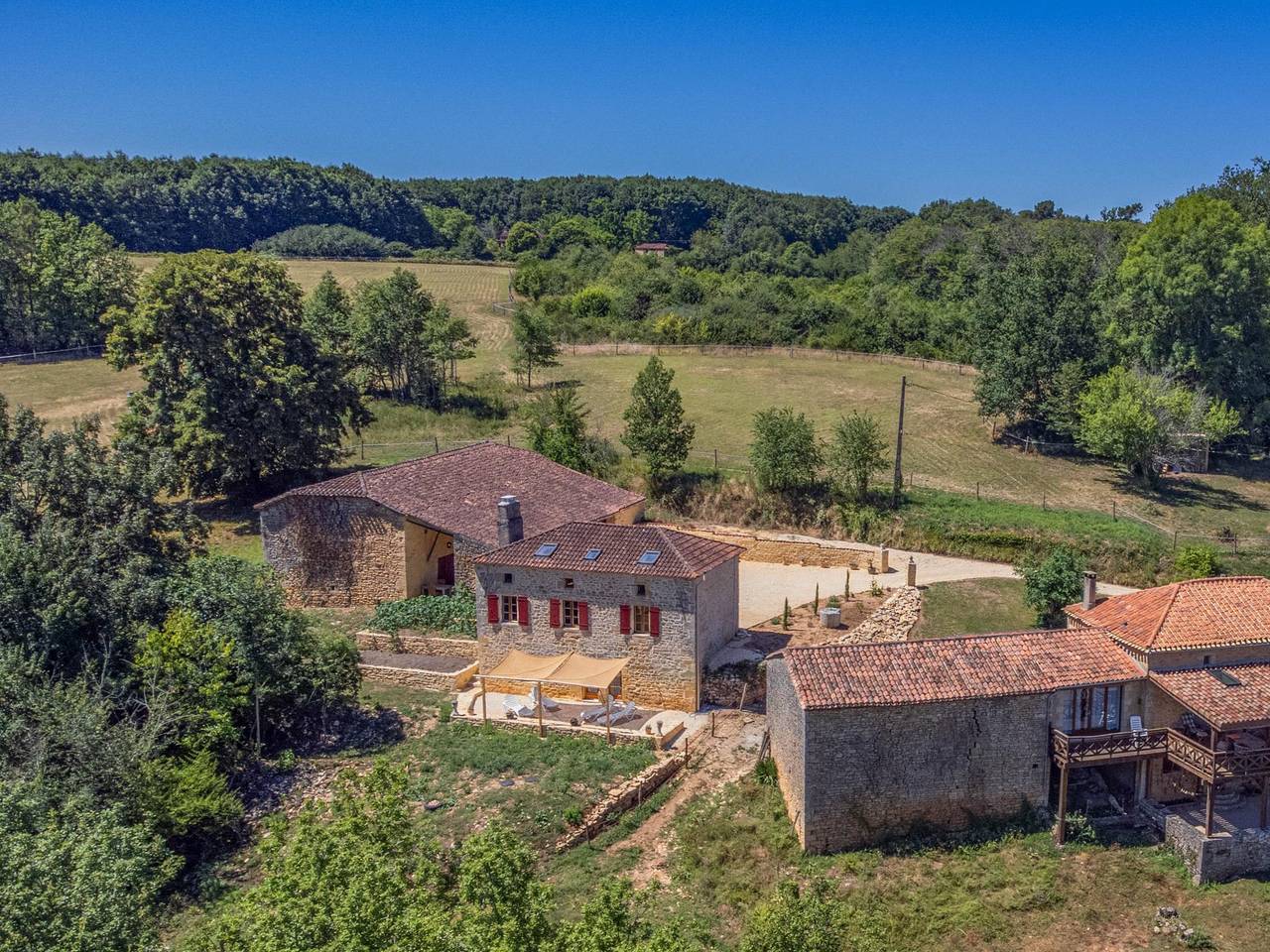 Rustique maison de campagne avec cour et bainspa in Montcabrier, Lot