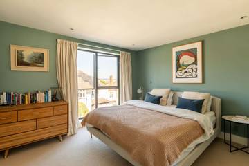 Vacation Rental for 9 Guests in Bristol, South West England, Picture 3