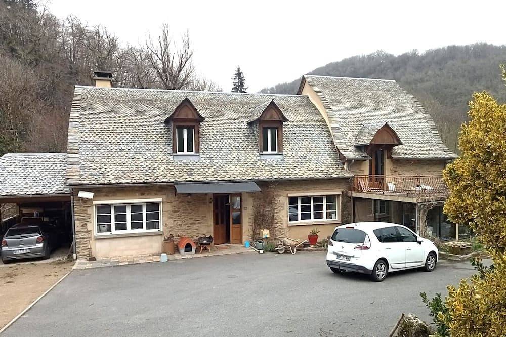 Maison du Combayre in Estaing in Estaing (Aveyron), Parc naturel régional de l'Aubrac