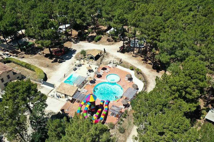 Gîte pour 2 personnes, avec terrasse et piscine