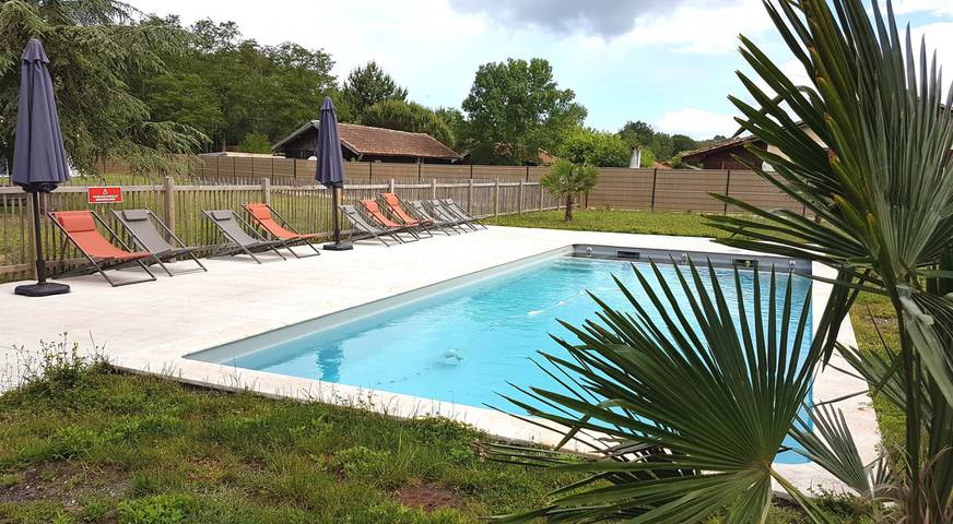Gîte pour 2 personnes, avec piscine ainsi que terrasse et jardin