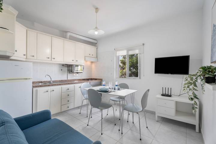 Apartamento inteiro, Férias 'Beach View Playa Los Cristiano' com Vista Mar e Wi-Fi in Los Cristianos, Arona