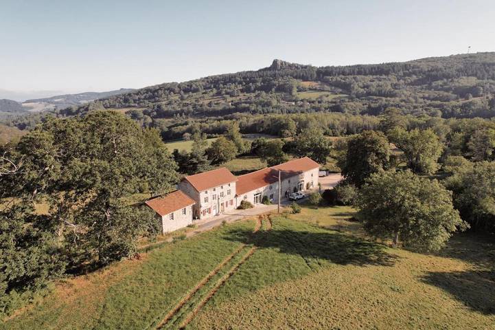 Villa pour 34 personnes, avec piscine et jardin ainsi que vue et sauna
