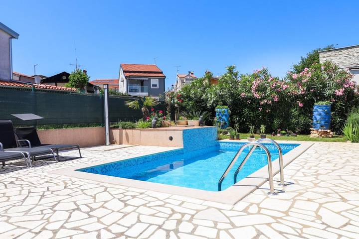 Villa pour 8 personnes, avec Balcon et Terrasse ainsi que Jardin et Piscine à Funtana - 4